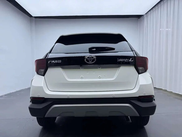 2022 Toyota Yaris IV, белый, 1350000 рублей - вид 2
