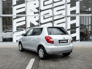 2013 Skoda Fabia II Рестайлинг, серебристый, 645000 рублей, вид 2