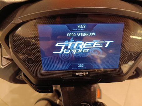 2021 Triumph Street Triple, серый, 899000 рублей, вид 5