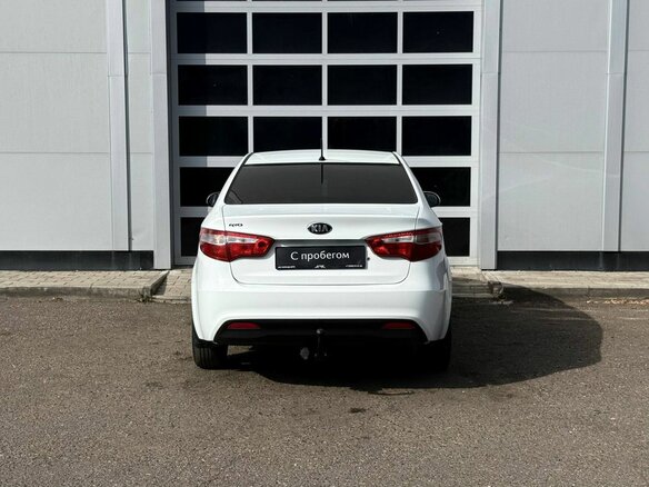 2015 Kia Rio III Рестайлинг, белый, 740000 рублей - вид 3