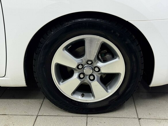 2010 Toyota Prius JDM II Рестайлинг (XW20), белый, 749000 рублей - вид 6
