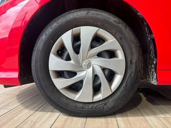 2022 Toyota Yaris IV, красный, 1014000 рублей - вид 28