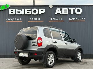 2018 Chevrolet Niva I Рестайлинг, серебристый, 790000 рублей, вид 2