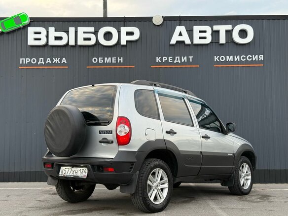 2018 Chevrolet Niva I Рестайлинг, серебристый, 780000 рублей - вид 1