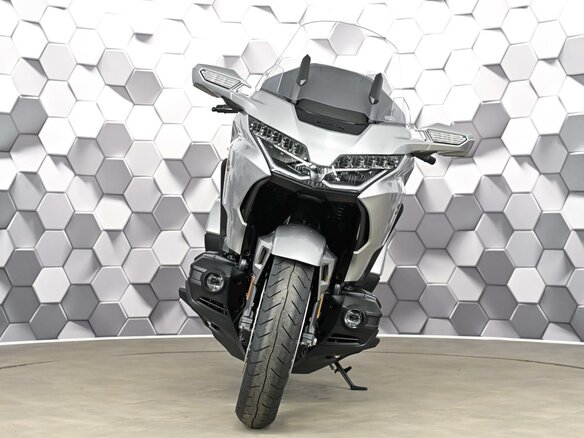 2025 Honda GL 1800 Gold Wing, серебристый, 3649000 рублей - вид 4