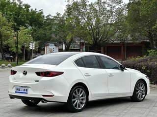 2022 Mazda 3 Axela IV (BP), белый, 1490005 рублей, вид 4