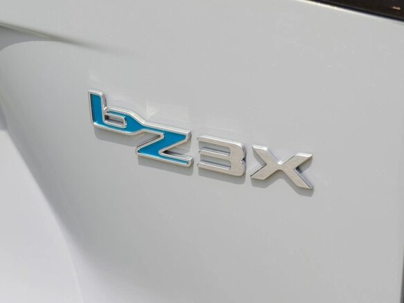 2026 Toyota bZ3X 58.3 kWh, серебристый, 2700000 рублей - вид 8