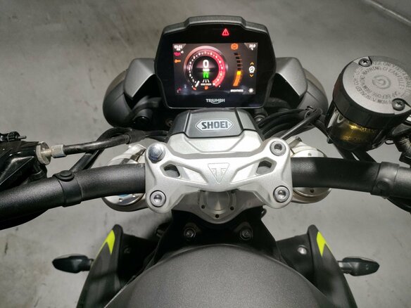 2022 Triumph Speed Triple, серый, 1380000 рублей - вид 2