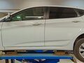 2016 Hyundai Solaris I Рестайлинг, белый, 700000 рублей - вид 5