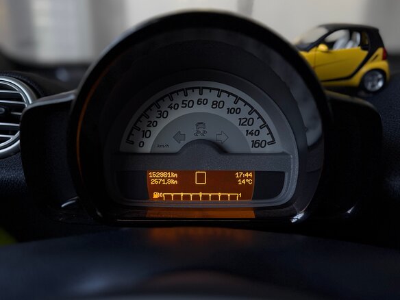 2015 Smart Fortwo II, жёлтый, 780000 рублей - вид 8