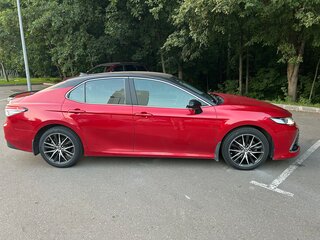 2021 Toyota Camry VIII (XV70) Рестайлинг, красный, 2880000 рублей, вид 4