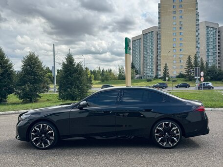 2026 BMW 5 серии 530i xDrive VIII (G60/G61/G68), чёрный, 9990000 рублей, вид 5