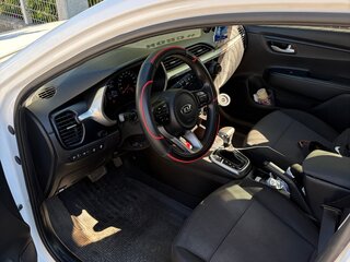 2021 Kia Rio IV Рестайлинг, белый, 1800000 рублей, вид 5