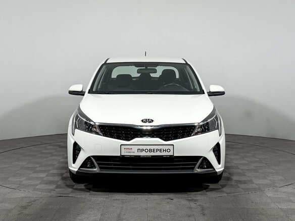 2020 Kia Rio IV Рестайлинг, белый, 1480000 рублей - вид 1