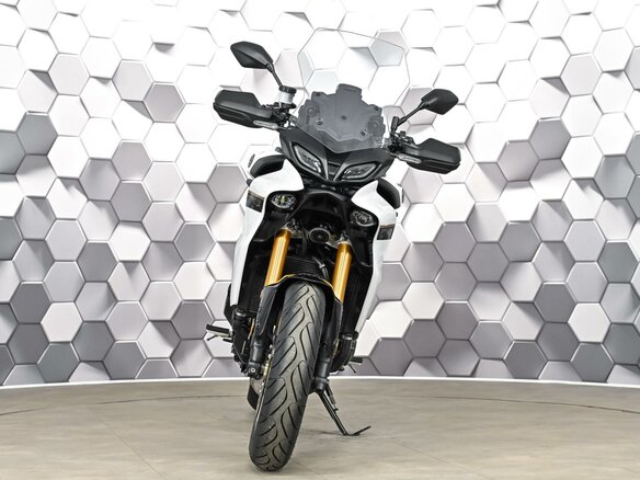 2023 Yamaha MT-09 Tracer (FJ-09), белый, 1279000 рублей - вид 4