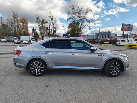 2025 Skoda Superb III Рестайлинг, серый, 3050000 рублей, вид 4
