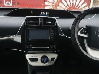 2017 Toyota Prius IV (XW50), белый, 1450000 рублей, вид 4