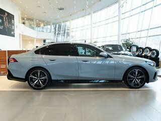 2026 BMW 5 серии 530i xDrive VIII (G60/G61/G68), серый, 10500000 рублей, вид 4