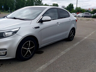 2015 Kia Rio III Рестайлинг, серебристый, 850000 рублей, вид 3