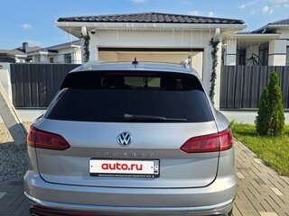 2018 Volkswagen Touareg III, серебристый, 4090000 рублей, вид 3