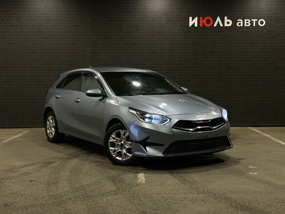 2021 Kia Ceed III Рестайлинг, серебристый, 1300000 рублей - вид 1