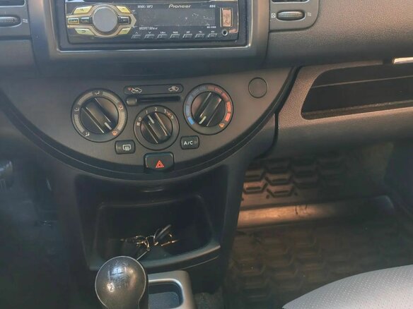 2012 Nissan Note I Рестайлинг, серебристый - вид 9