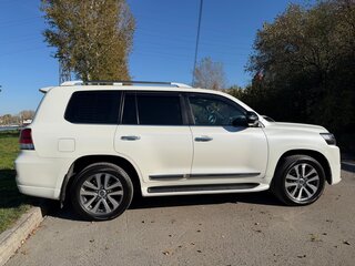 2017 Toyota Land Cruiser 200 Series Рестайлинг 2, белый, 6490000 рублей, вид 4