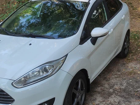 2017 Ford Fiesta Mk6 Рестайлинг, белый, 599000 рублей, вид 1