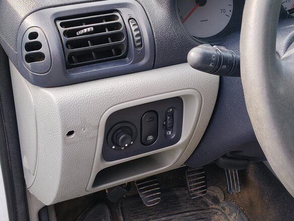 2002 Renault Symbol I Рестайлинг, белый, 150000 рублей - вид 19