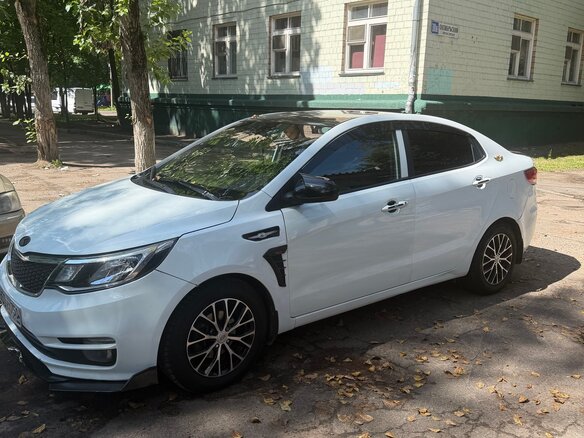2017 Kia Rio III Рестайлинг, белый - вид 5