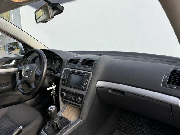 2010 Skoda Octavia II (A5) Рестайлинг, серебристый, 650000 рублей - вид 9
