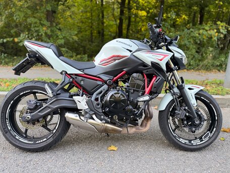 2021 Kawasaki Z 650, белый, 690000 рублей, вид 2