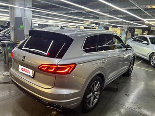 2018 Volkswagen Touareg III, серебристый, 4300000 рублей, вид 5