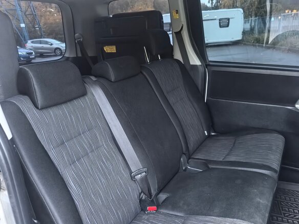 2011 Toyota Noah II (R70), белый, 1650000 рублей - вид 9