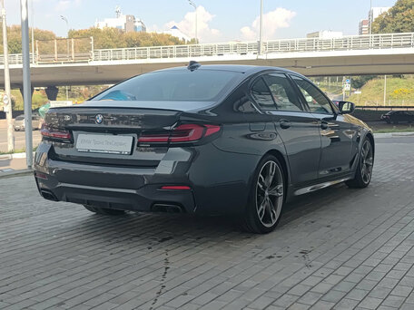 2021 BMW 5 серии M550i xDrive VII (G30/G31/G38) Рестайлинг, серый, 7300000 рублей, вид 5