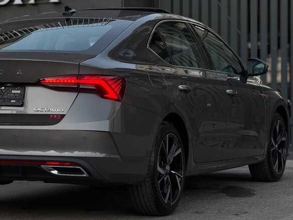 2023 Skoda Octavia IV (A8), серый, 2040000 рублей - вид 2