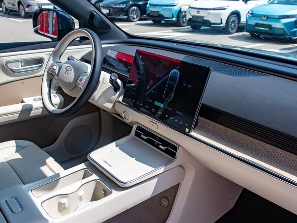 2026 Toyota bZ3X 67.9 kWh, серебристый, 3490000 рублей - вид 9