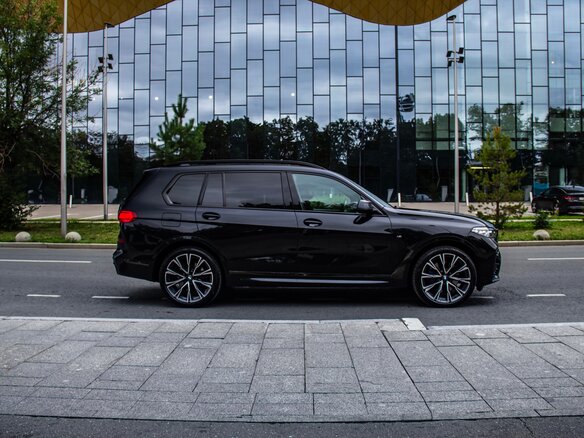 2020 BMW X7 40d I (G07), чёрный - вид 2