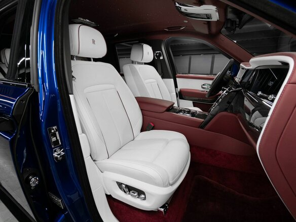 2026 Rolls-Royce Cullinan Black Badge I Рестайлинг (Series II), синий, 78125000 рублей - вид 25