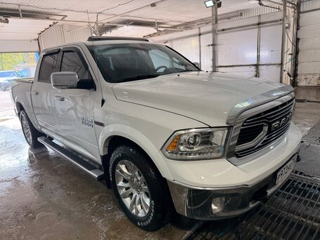 2017 Ram 1500 Quad Cab IV (DS/DJ), белый, 3900000 рублей, вид 2