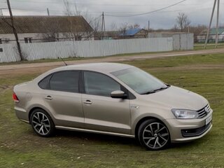2015 Volkswagen Polo V Рестайлинг, бежевый, 860000 рублей, вид 2