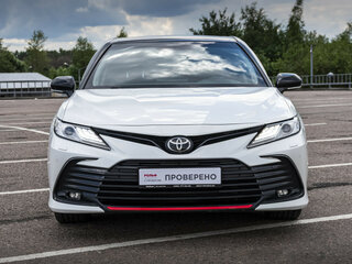 2022 Toyota Camry VIII (XV70) Рестайлинг, белый, 3329000 рублей, вид 2