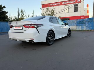 2022 Toyota Camry VIII (XV70) Рестайлинг, белый, 2100000 рублей, вид 4