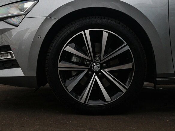 2023 Skoda Superb III Рестайлинг, серебристый, 2390000 рублей - вид 9