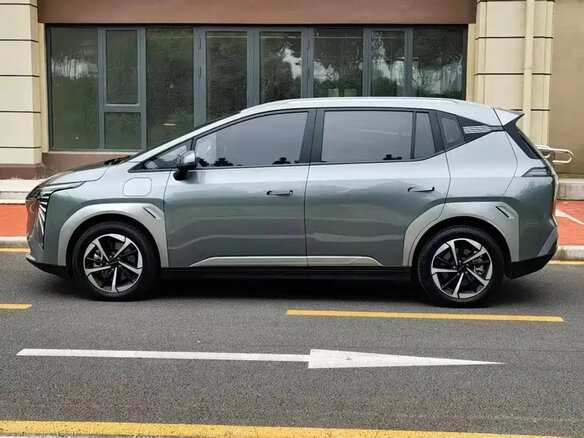 2025 Aion Y Plus 58.9 kWh, серебристый, 1448069 рублей - вид 6