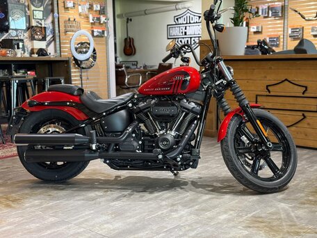 2023 Harley-Davidson Street Bob, красный, 1940000 рублей, вид 2