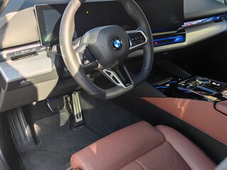 2025 BMW 5 серии 530i xDrive VIII (G60/G61/G68), чёрный, 7200000 рублей, вид 5