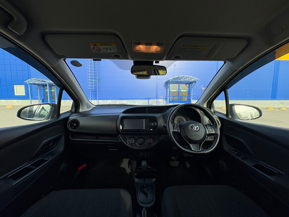 2017 Toyota Vitz III (XP130) Рестайлинг 2, белый, 880000 рублей - вид 9