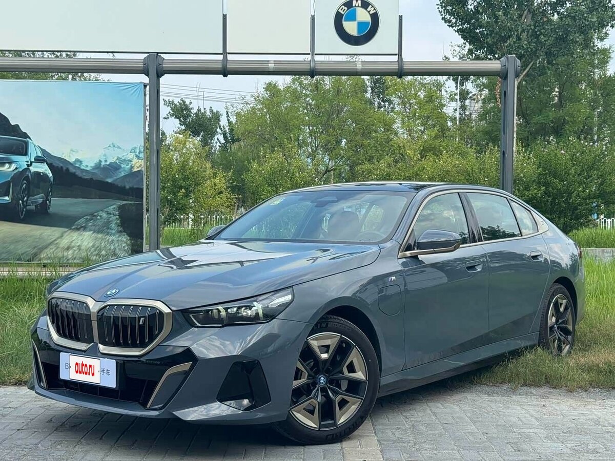 Открыть фотографии: BMW i5