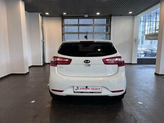 2014 Kia Rio 6-speed III, белый, 900000 рублей, вид 4